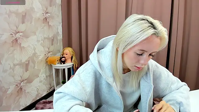 Snapshot of cute_luucy chatting on October 15, 2025, 2:54 am cute luucy online show from October 15, 2025, 2:54 am