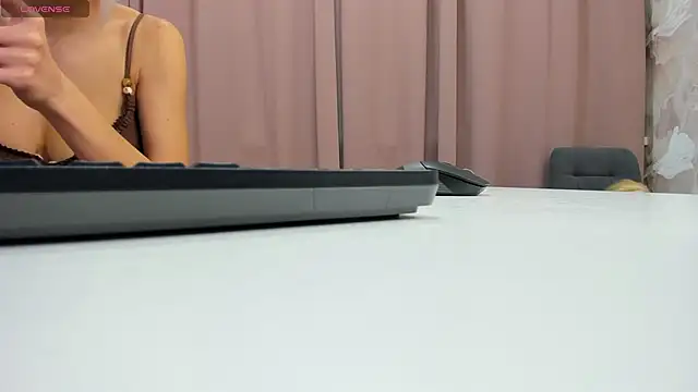 Snapshot of cute_luucy chatting on October 29, 2025, 4:00 am cute luucy online show from October 29, 2025, 4:00 am