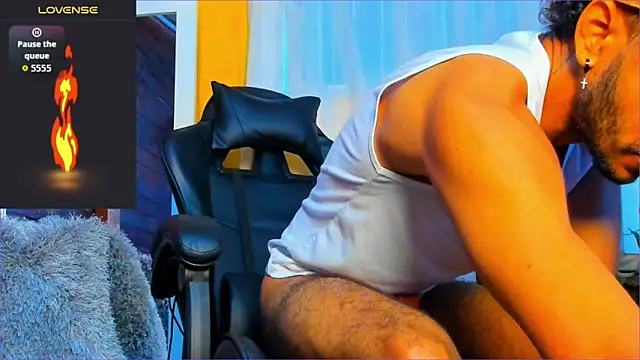 Snapshot of Alex_bigcock11_ chatting on October 16, 2025, 11:18 am Alex bigcock11 online show from October 16, 2025, 11:18 am