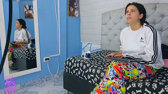 Emily J18 online show from November 6, 2025, 2:32 pm