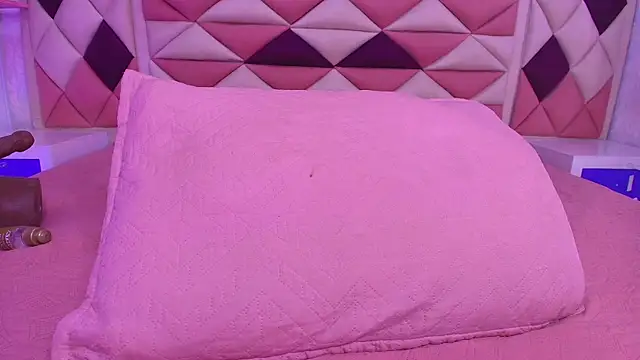 valecastro  online show from November 13, 2025, 7:18 pm