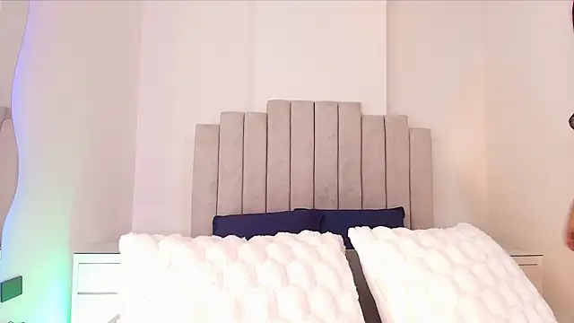 valecastro  online show from November 20, 2025, 7:14 pm