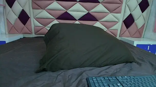 valecastro  online show from October 11, 2025, 7:15 pm