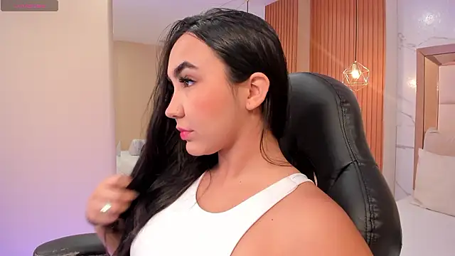 julieta rosee online show from February 2, 2026, 9:47 pm