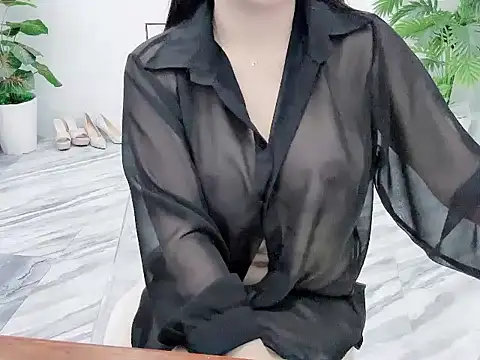 Lyly-2k5 online show from October 3, 2025, 2:18 pm