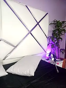 Dulce Pettit online show from October 18, 2025, 11:56 am