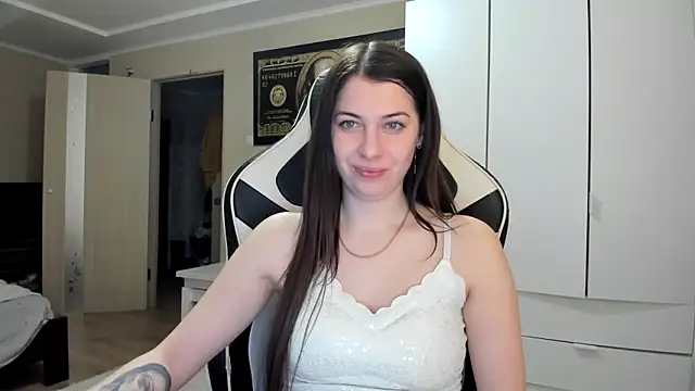 Snapshot of EmiLovsi chatting on February 3, 2026, 8:36 pm EmiLovsi online show from February 3, 2026, 8:36 pm