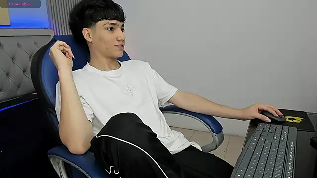 Snapshot of SamBlack_ chatting on May 20, 2026, 12:24 pm SamBlack online show from May 20, 2026, 12:24 pm
