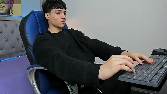 Snapshot of SamBlack_ chatting on April 25, 2026, 1:36 pm SamBlack online show from April 25, 2026, 1:36 pm