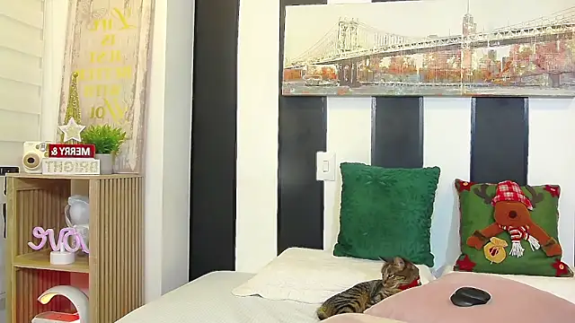 Snapshot of ParisRoux chatting on December 18, 2025, 8:23 pm ParisRoux online show from December 18, 2025, 8:23 pm