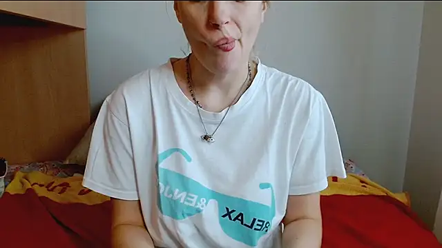 Snapshot of SatinQueen90 chatting on November 15, 2025, 10:41 am SatinQueen90 online show from November 15, 2025, 10:41 am