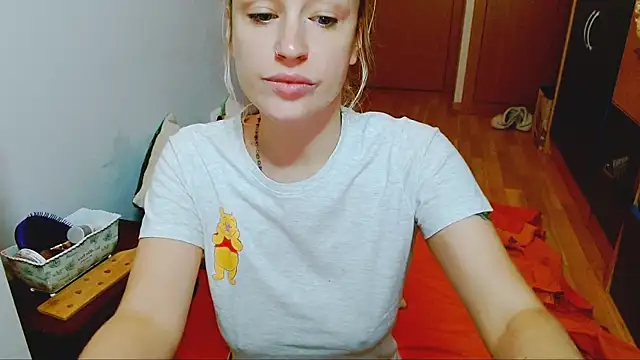 Snapshot of SatinQueen90 chatting on October 22, 2025, 6:35 am SatinQueen90 online show from October 22, 2025, 6:35 am