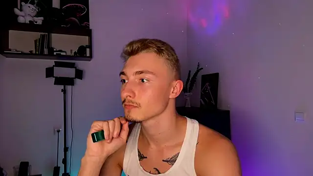 Snapshot of Artur__Skott chatting on October 13, 2025, 8:54 pm Artur Skott online show from October 13, 2025, 8:54 pm