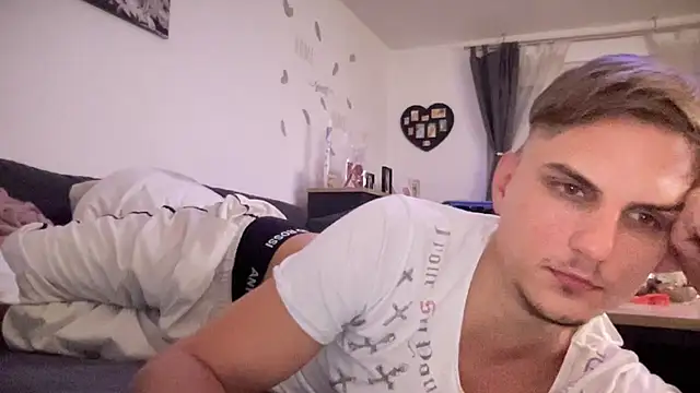 Snapshot of Sweetbooy90 chatting on October 3, 2025, 9:27 pm Sweetbooy90 online show from October 3, 2025, 9:27 pm