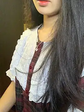 Nhinhi18 online show from April 9, 2026, 2:23 pm