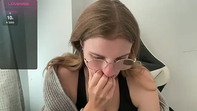 BustyKellyXXX online show from October 7, 2025, 9:10 am