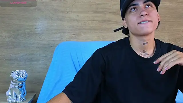 Stiven Benet  online show from September 25, 2025, 4:24 pm