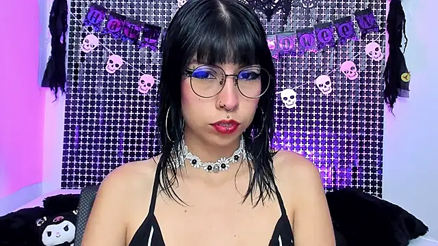 Snapshot of Rose_72 chatting on October 13, 2025, 8:21 pm Rose 72 online show from October 13, 2025, 8:21 pm