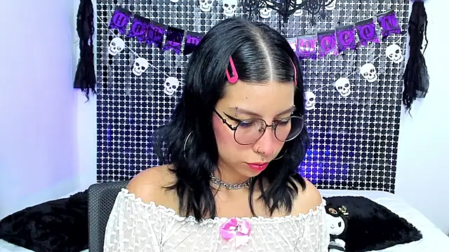 Snapshot of Rose_72 chatting on October 10, 2025, 10:21 pm Rose 72 online show from October 10, 2025, 10:21 pm