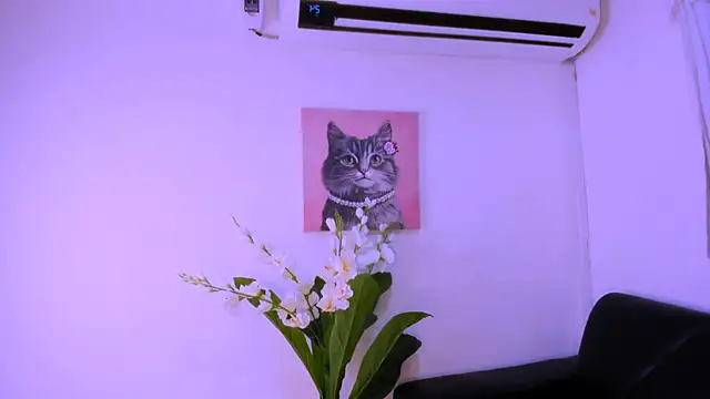 nahomy ryans online show from October 26, 2025, 2:01 am