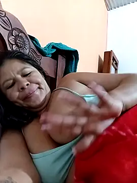 Snapshot of hotmom33 chatting on October 15, 2025, 10:01 am hotmom33 online show from October 15, 2025, 10:01 am