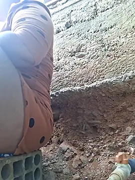 Snapshot of hotmom33 chatting on November 4, 2025, 10:52 am hotmom33 online show from November 4, 2025, 10:52 am