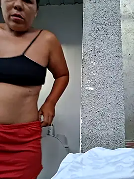 Snapshot of hotmom33 chatting on October 17, 2025, 10:50 am hotmom33 online show from October 17, 2025, 10:50 am