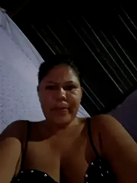 Snapshot of hotmom33 chatting on November 10, 2025, 10:42 am hotmom33 online show from November 10, 2025, 10:42 am