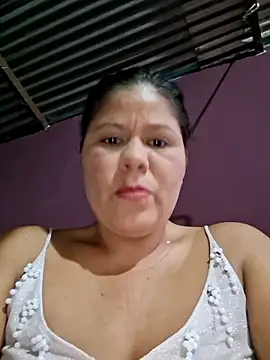 Snapshot of hotmom33 chatting on November 12, 2025, 10:41 am hotmom33 online show from November 12, 2025, 10:41 am