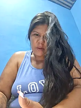 Snapshot of hotmom33 chatting on October 18, 2025, 10:39 am hotmom33 online show from October 18, 2025, 10:39 am