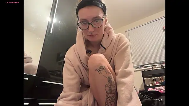 harleyblair online show from November 23, 2025, 7:02 pm