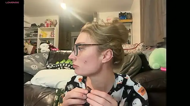 harleyblair online show from December 17, 2025, 11:10 pm