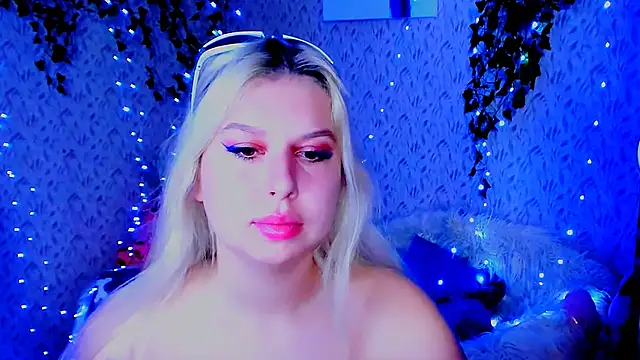 ChloeRicc online show from November 10, 2025, 12:10 pm