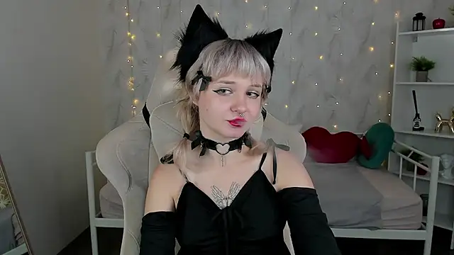 Tori Cutie online show from October 8, 2025, 2:46 am