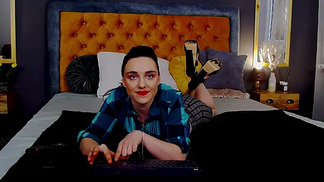 Jessica White  online show from April 14, 2026, 4:28 am