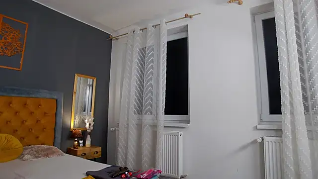 Jessica White  online show from November 18, 2025, 5:00 am