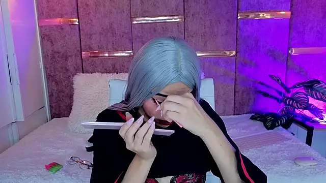 viollettebylyly online show from October 8, 2025, 12:17 pm