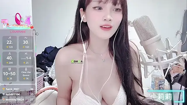 twlilybae online show from September 12, 2025, 9:42 am