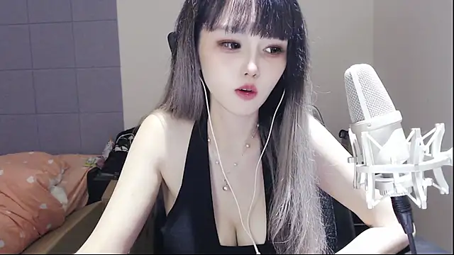 twlilybae online show from June 26, 2026, 11:49 am