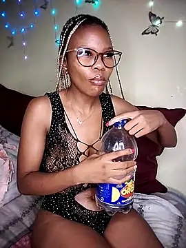 Seductive Yellow Titties online show from February 12, 2026, 7:57 pm