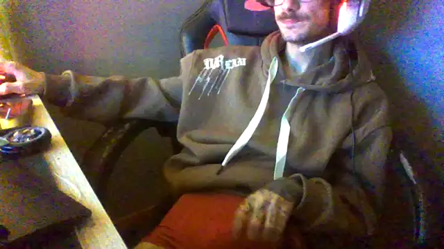Snapshot of Dikklauss chatting on October 19, 2025, 10:34 pm Dikklauss online show from October 19, 2025, 10:34 pm