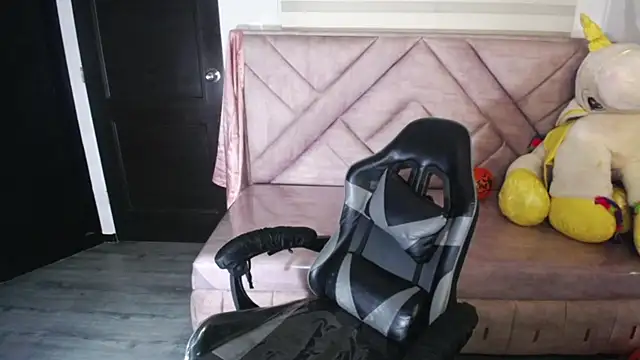 Luna Star v online show from October 22, 2025, 3:06 am