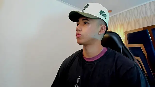 Snapshot of Draven_Marceaux chatting on October 17, 2025, 11:45 am Draven Marceaux online show from October 17, 2025, 11:45 am