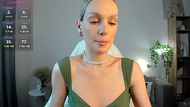 Snapshot of Ice_Strawberry chatting on November 24, 2025, 3:17 am Ice Strawberry online show from November 24, 2025, 3:17 am