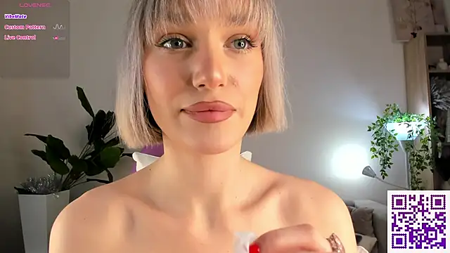 Snapshot of Ice_Strawberry chatting on January 12, 2026, 2:51 am Ice Strawberry online show from January 12, 2026, 2:51 am