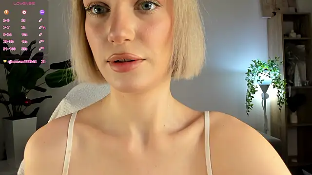 Snapshot of Ice_Strawberry chatting on January 19, 2026, 3:10 am Ice Strawberry online show from January 19, 2026, 3:10 am