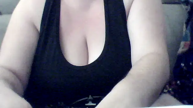 Snapshot of Valendra_ chatting on October 12, 2025, 7:32 am Valendra online show from October 12, 2025, 7:32 am