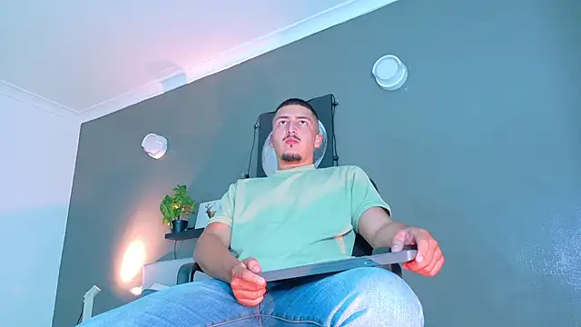 Snapshot of MrFox__ chatting on October 6, 2025, 7:36 pm MrFox online show from October 6, 2025, 7:36 pm