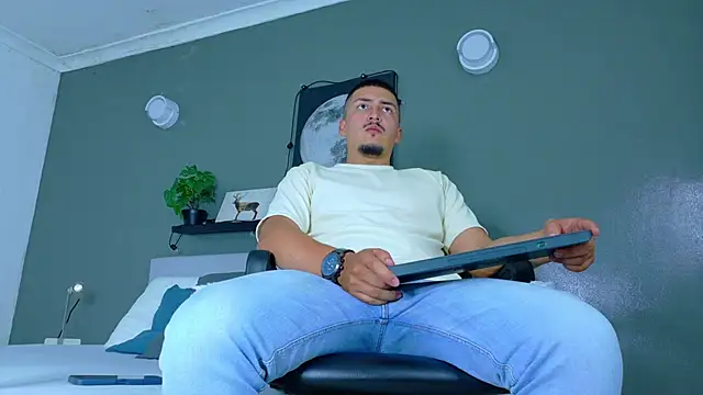 Snapshot of MrFox__ chatting on November 18, 2025, 7:39 pm MrFox online show from November 18, 2025, 7:39 pm