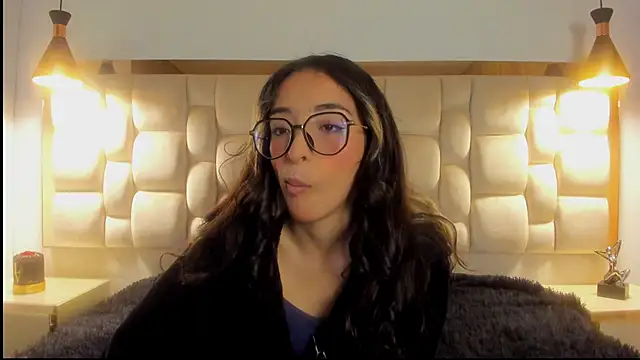 Snapshot of Emilia_Bons chatting on November 17, 2025, 1:59 pm Emilia Bons online show from November 17, 2025, 1:59 pm